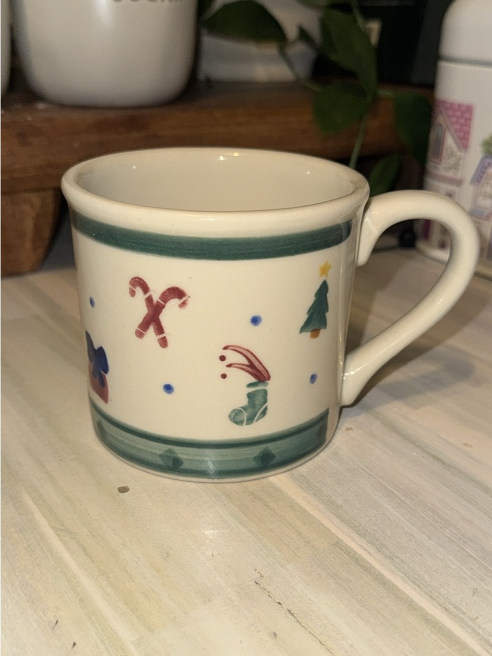 Holiday Pattern Ceramic Coffee Mug - Green Trim. Hartstone.